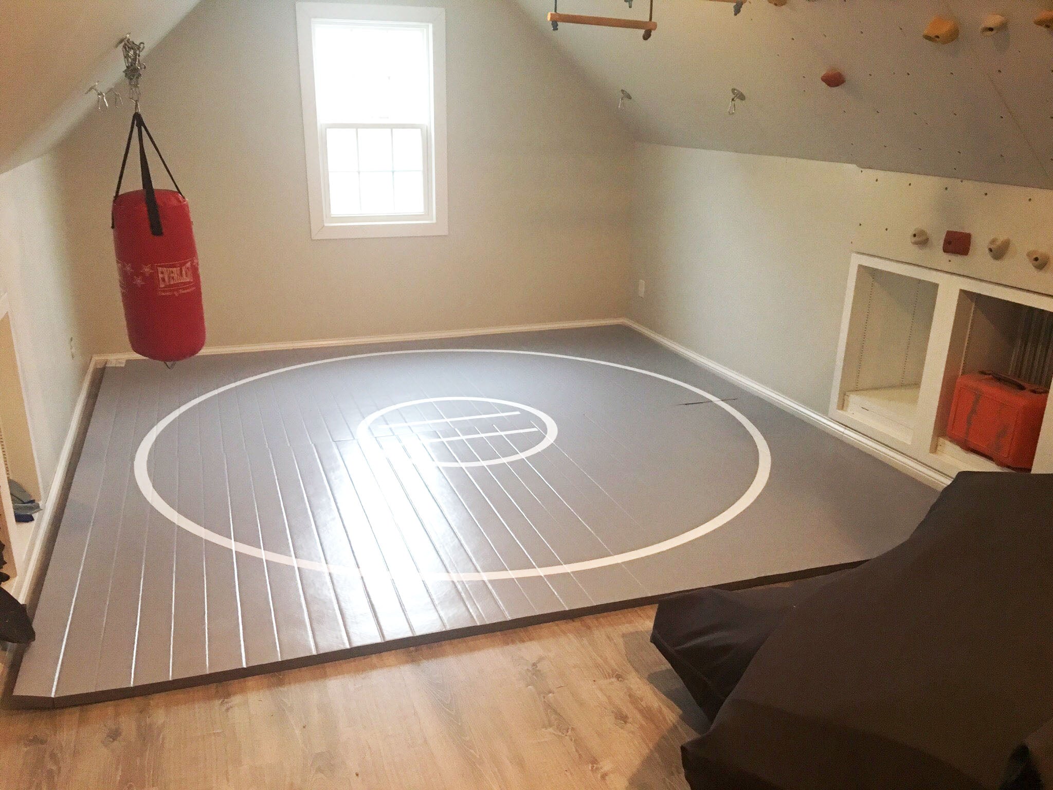 Instant Wrestling Room 10' x 10' wrestling mat and Removable Roll Up W